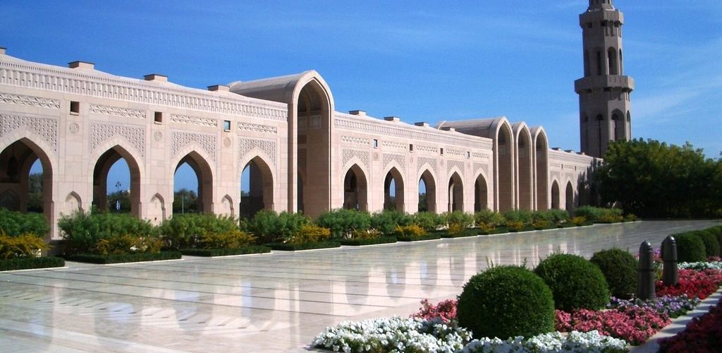 sultan-qaboos-grand-mosque-in-muscat-oman-courtyard
